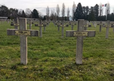 Necropole de Fleury les Aubrais - vue générale, avec le drapeau français à l'arrière plan