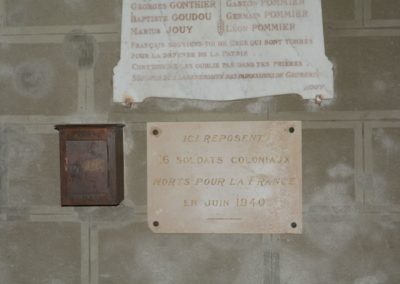 Plaque précédemment située dans le cimetière de Gaubertin et signalant les tombes des tirailleurs assassinés, se trouvant actuellement dans l'église du village.