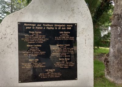 Stèle érigée à la mémoire des tirailleurs assassinés à Theillay le 20/06/1940 - square du souvenir à Theillay (41)